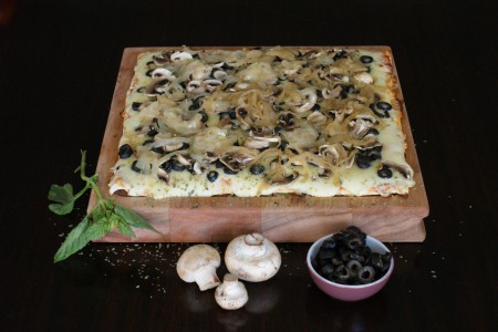 Pizza Dulcinea: Doble Queso, Cebolla acaramelada, Chamiñones, Aceituna y Oregano